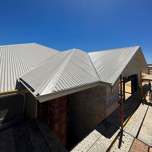 اجرای سقف شیروانی ورق رنگی